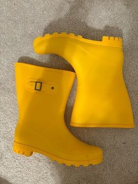 Women’s 8 1/2 Bright Yellow Rubber Rain Boots